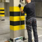 Montaż rozdzielnicy elektrycznej w garażu podziemnym w Gdyni